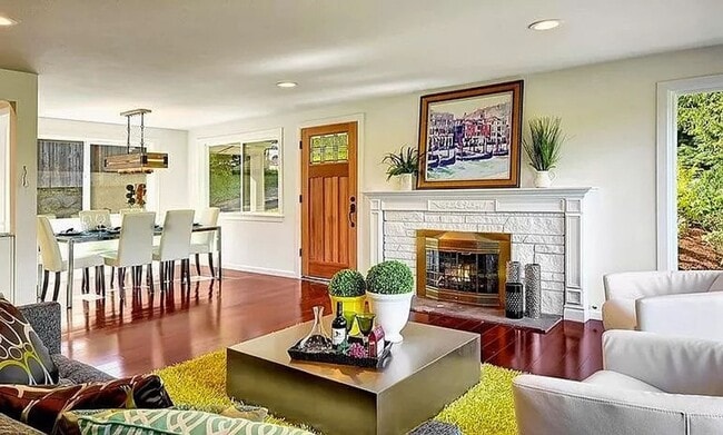 Building Photo - Beautiful, recently remodeled 4 bedroom, 3...