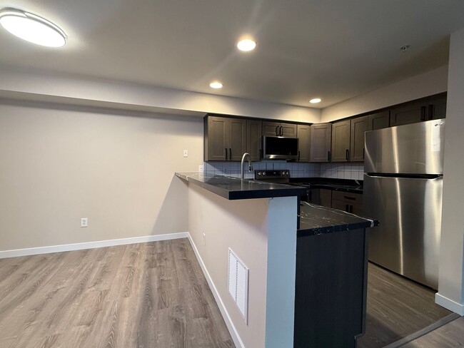 Building Photo - Move-In Ready! Renovated Modern 2BD/1BTH E...