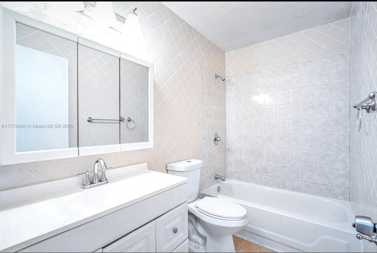 Building Photo - 4259 Royal Banyan Way
