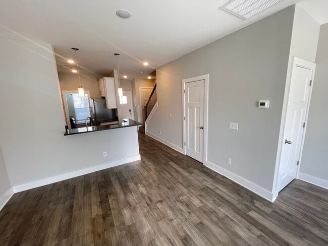 Building Photo - Robinson Rowhouses 2 bedroom with fenced p...