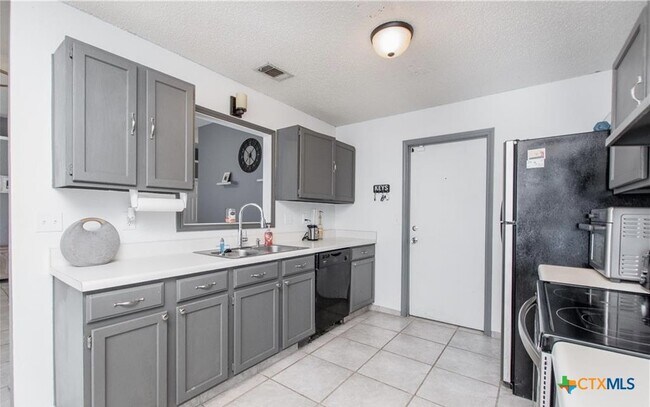 Building Photo - 1410 Windsor Cir