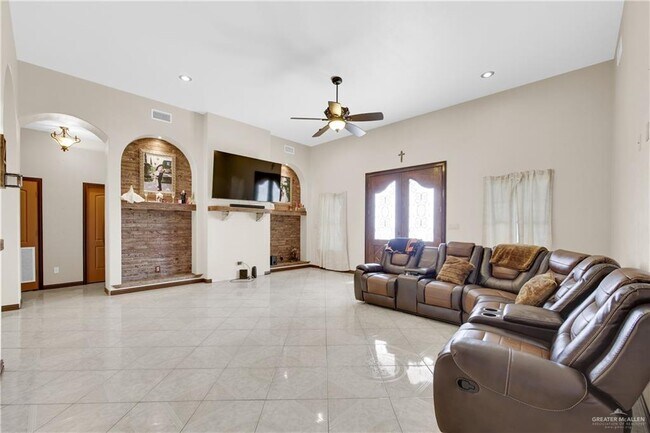 Building Photo - 20 Carpintero St