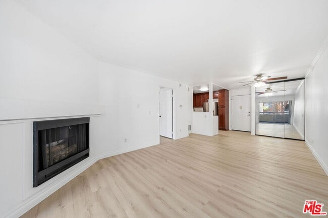 Building Photo - 5530 Owensmouth Ave