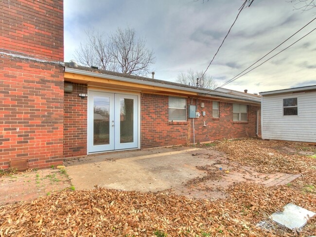 Building Photo - Updated Home + 3 bedrooms + Del City