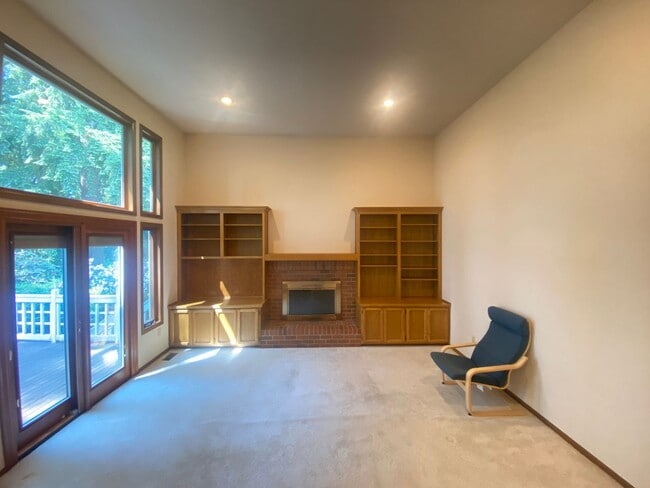 Building Photo - Great location! 4B/3.5B house with an ADU
