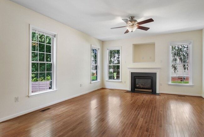 Building Photo - FABULOUS 5 BEDROOM RENOVATED HOME IN HAMPTON PARK