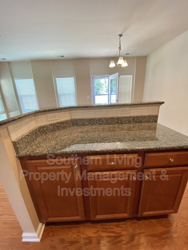 Building Photo - 2601 Silverthorn Dr