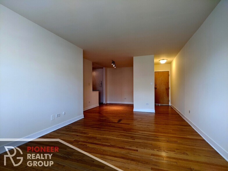 Building Photo - 643 W Wrightwood Ave