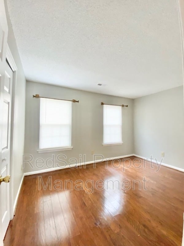 Building Photo - 200 S Hunt Club Run