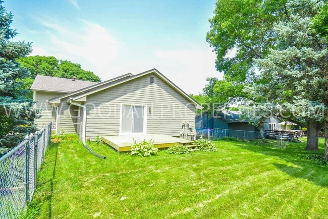 Building Photo - 2 Bedroom + Flex Rm/2 Bath Duplex with Garage