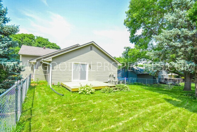 Building Photo - Rent Special !!! 2 Bedroom 2 Bath Duplex with additional flex room, garage, and a Fenced yard!!!