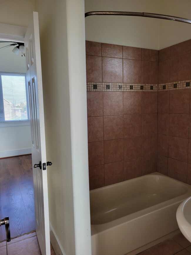 Tub - 1017 11th St