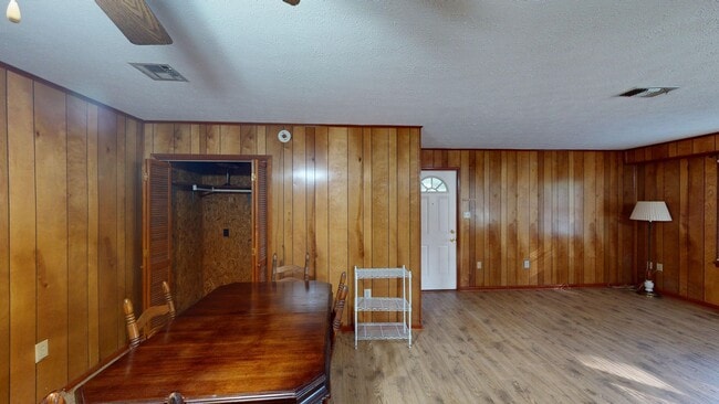 Building Photo - Large 3 bedroom, 1.5 bath located on a corner lot in Prattville.