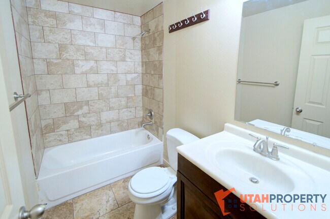 Building Photo - 4638 Seminole Cir