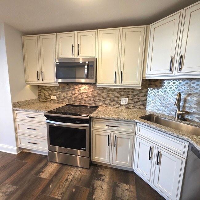 Building Photo - 6033 N Sheridan Rd