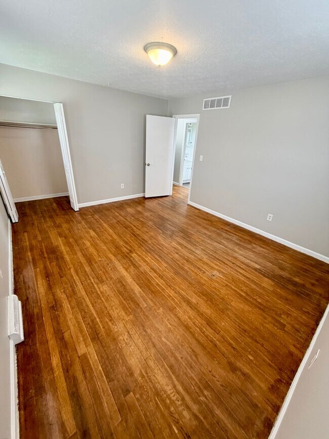 Building Photo - 104 Dale Ave