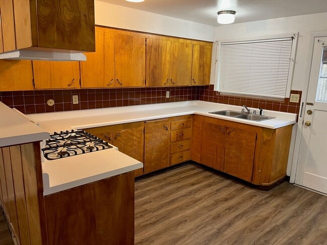 Building Photo - 2 Bedroom, 1 Bathroom Duplex - Located nea...