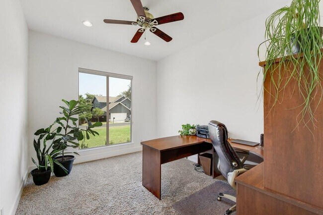 Building Photo - 1006 Lipan Trail