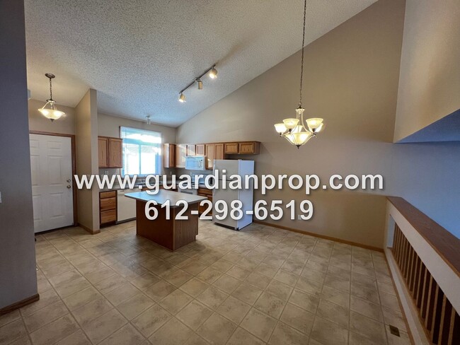 Building Photo - Townhouse Available Now, Vaulted Ceilings,...