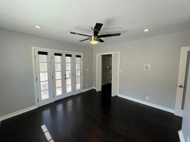 Building Photo - READY FOR MOVE-IN! 3+2.5 w/appliances + great backyard!
