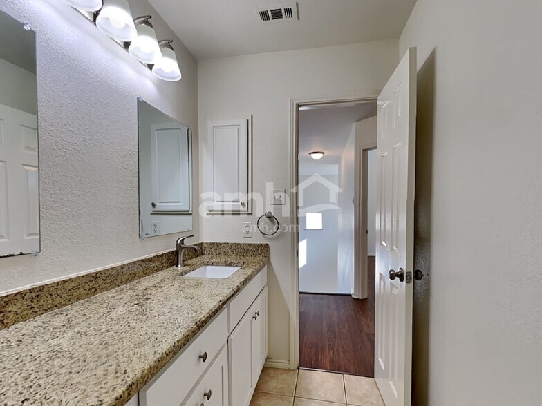 Building Photo - 1715 Ash Ln