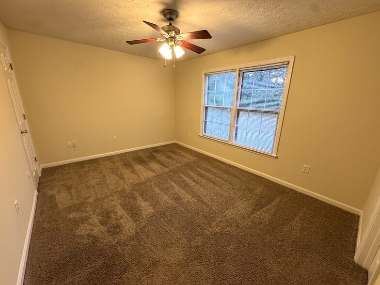 Building Photo - 107 Barrington Dr