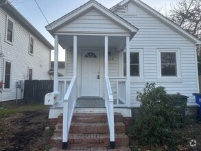 Building Photo - Charming Renovated 1-Bedroom Bungalow in O...