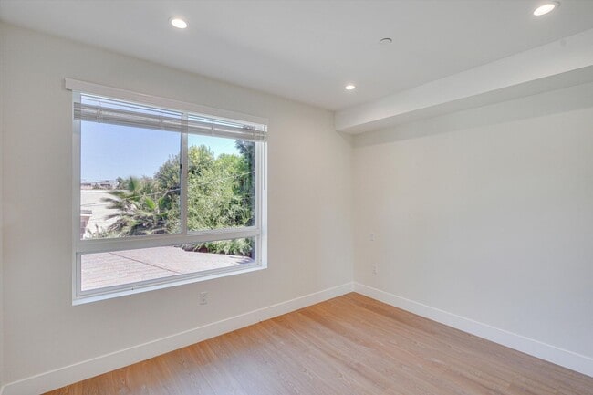 Building Photo - Riverside 4 Lease