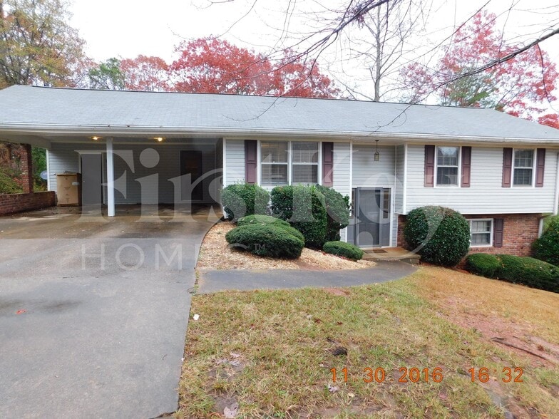 Building Photo - 2642 Shady Valley Rd