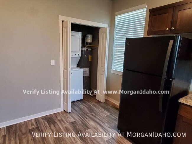 Building Photo - $500 off first month! 9-foot ceilings, all...