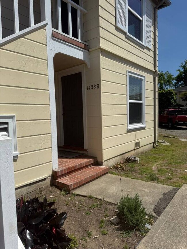 Building Photo - 1br - 700ft2 - Charming 8-unit apartment building. Walk to N. Berkeley BART