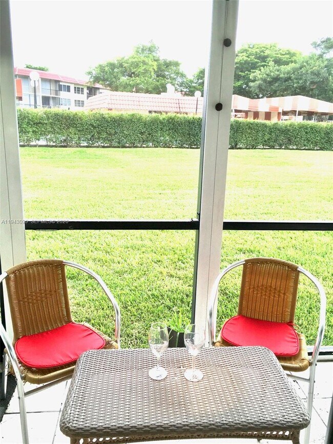 Building Photo - 9410 N Hollybrook Lake Dr