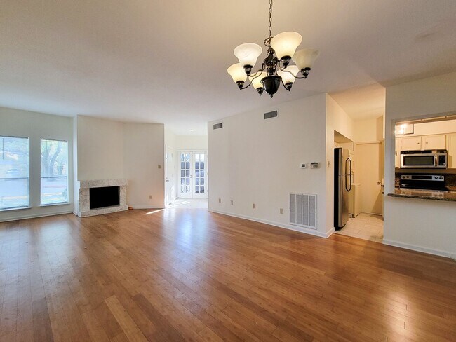 Building Photo - BEAUTIFUL UPDATED 2 BEDROOM 2 BATH CONDO. ...