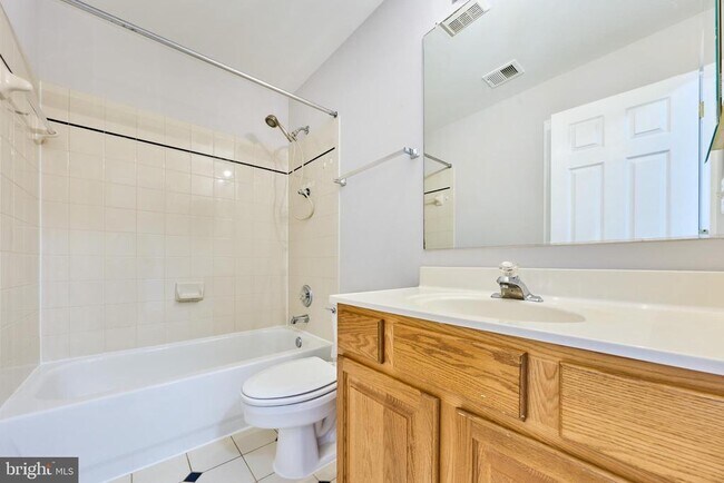 Building Photo - 685 Springhouse Square SE