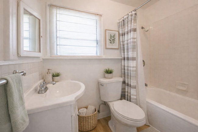 Building Photo - Charming 2nd-Floor 1BR in Alhambra | New Carpet, Granite Counters & Free Laundry!