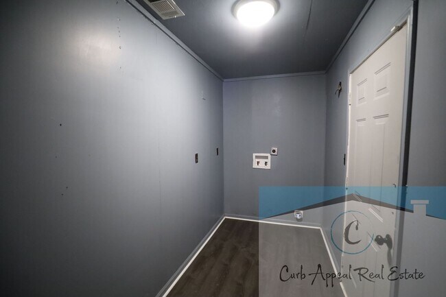 Building Photo - 1405 Pratt Cir