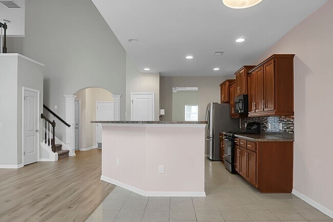 Building Photo - 3 bedrooms, 2.5 bathrooms  2-car garage in...