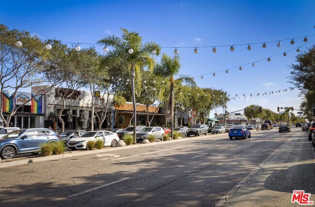 Building Photo - 851 N San Vicente Blvd