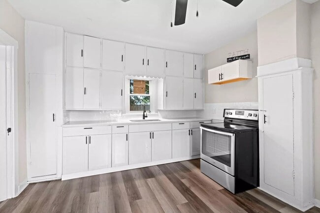Building Photo - For Rent: Cozy and Adorable 2-Bedroom / 1-...