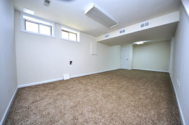 Building Photo - 667 Lakewood Dr