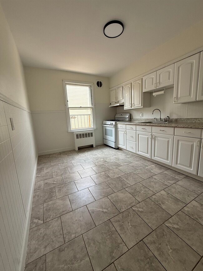 Building Photo - 119-121 Hobart Ave