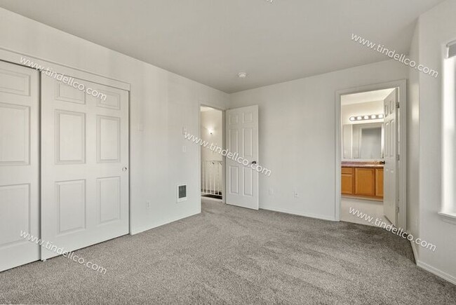 Building Photo - Spacious 2-Bedroom Townhouse with Dual Mas...