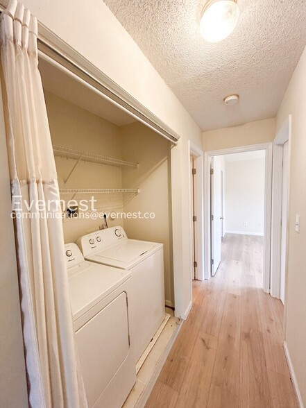 Building Photo - 710 Queens Path