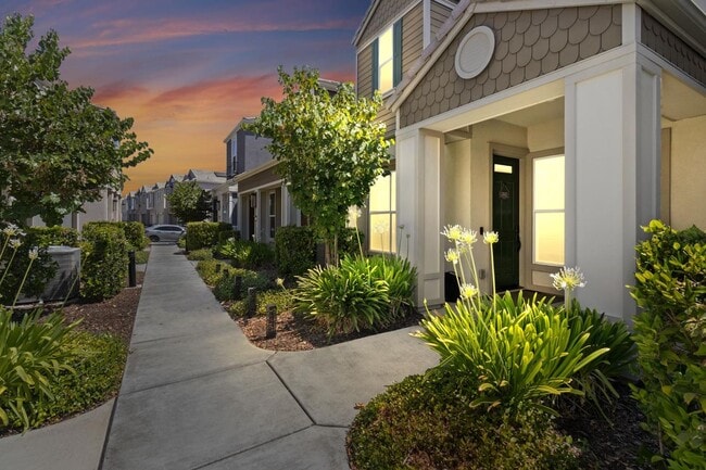 Building Photo - 3 Bed 2.5 Ba 2 Car Garage with solar!