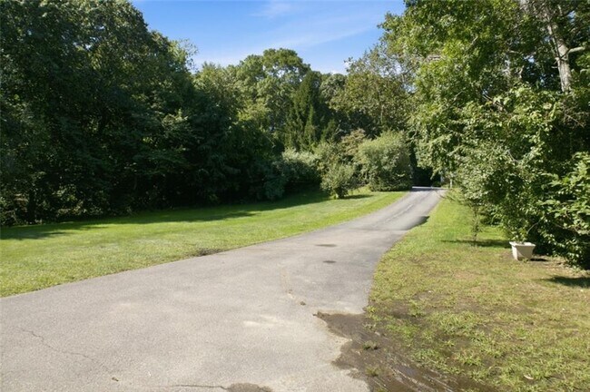 Building Photo - 37 Seabury Dr