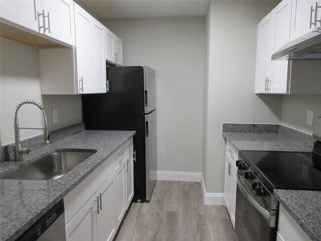 Building Photo - 4280 Woodside Dr