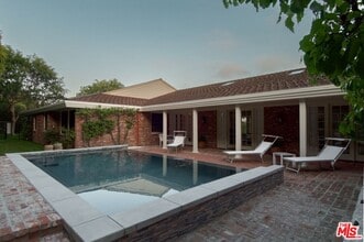 Building Photo - 1121 N Beverly Dr