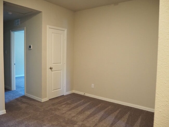 Building Photo - Like NEW 3 Bed 3 Bath Townhouse in Denton