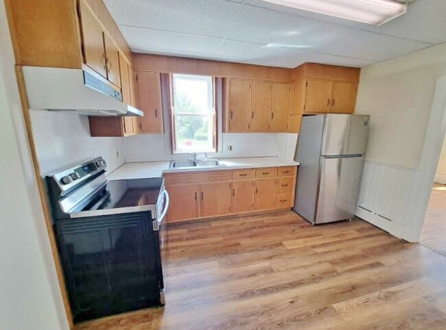 Building Photo - 3 Bed / 1-1/2 Bath Single Family w/2 Car G...
