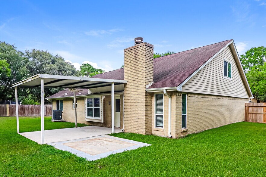 Building Photo - 203 Old Oaks St